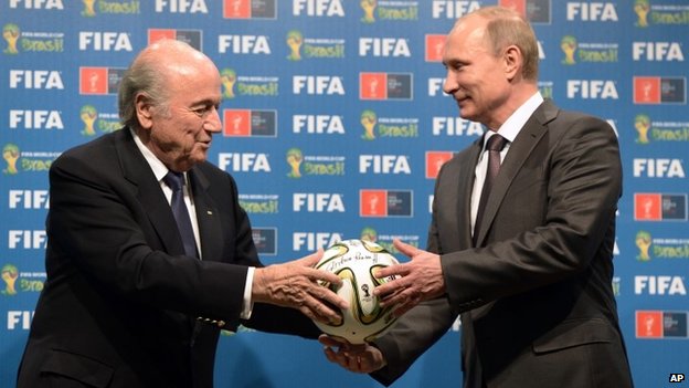 Fifa president Sepp Blatter (L) with Russian President Vladimir Putin in Brazil (13 July 2014)